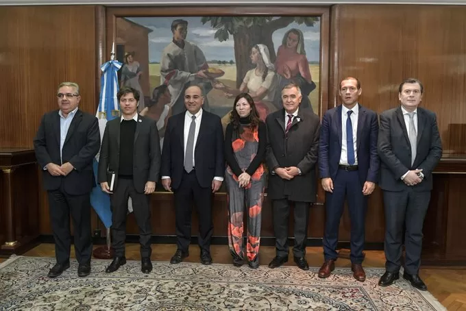 PRIMERA RONDA. La ministra Batakis, flanqueada por Manzur y Jaldo, durante la reunión con gobernadores.  