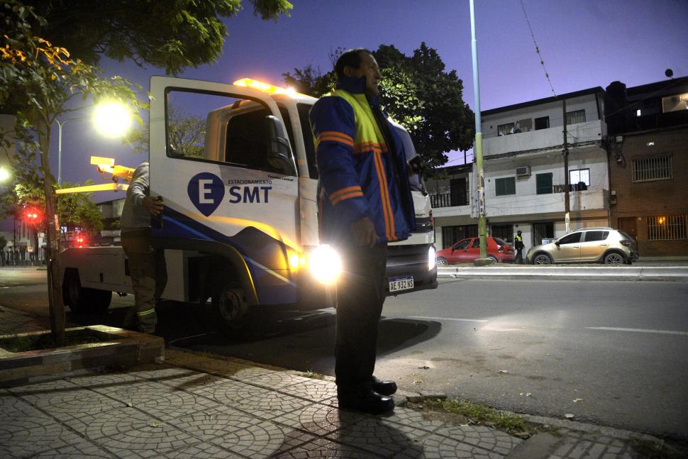 TRABAJANDO. La grúa que dispuso la empresa rosarina se usó para levantar autos mal estacionados. 