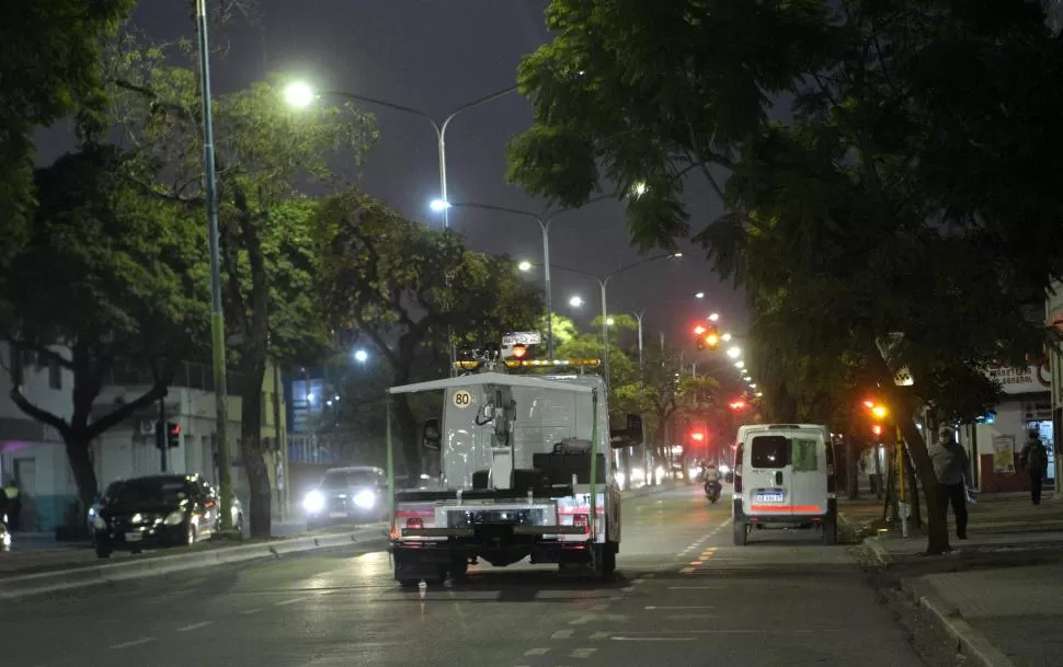 ACARREO. La grúa que se dispuso para el nuevo sistema transitó las calles.