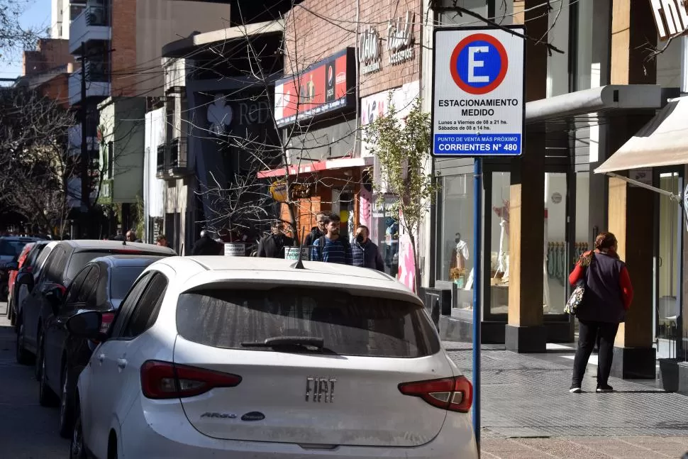 EN FILA. Una de las cuadras afectadas por el nuevo sistema estuvo totalmente ocupada por autos. la gaceta / fotos de franco vera - inés quinteros orio - Analía Jaramillo 