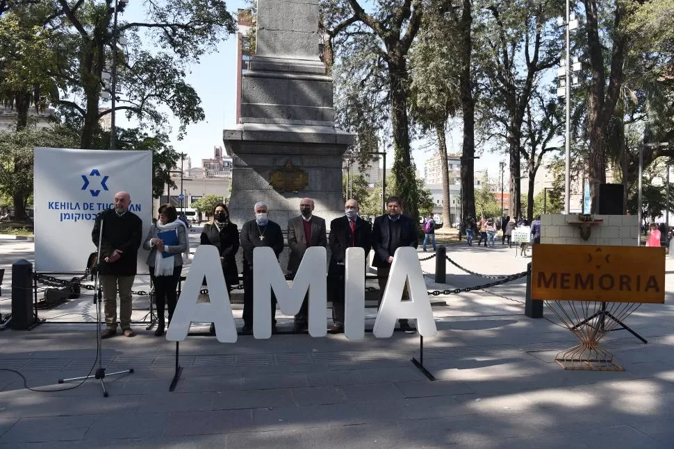 EN LA PLAZA INDEPENDENCIA. El acto organizado por la Kehilá se realizó ante la estatua de la Libertad. acm dsbacm vdsbamc vsdbam cv bdsma 