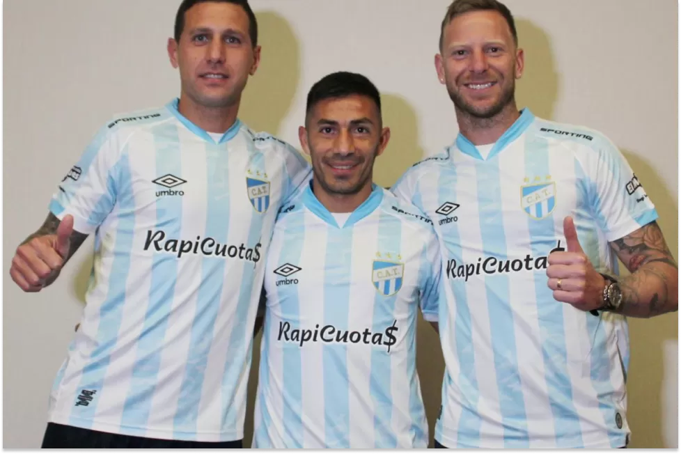 Bianchi, Acosta y Menéndez en la presentación de la nieva camiseta.