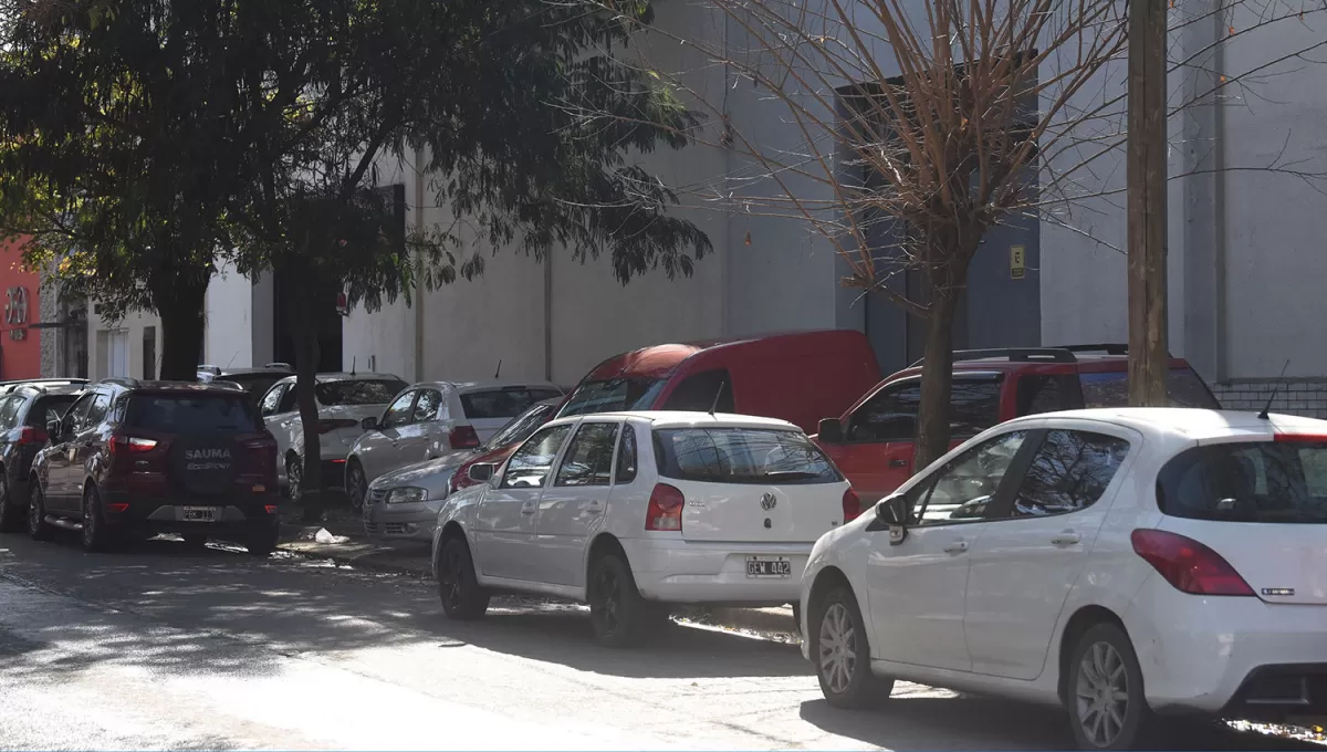 BARRIO EL BOSQUE. Autos hasta en la vereda de Asunción al 200.