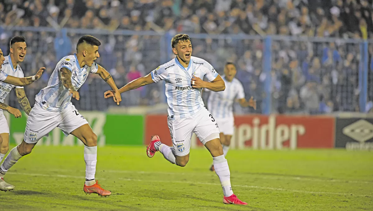 EL PRIMERO. Ignacio Maestro Puch debutó en la red con un golazo que selló la victoria del Decano