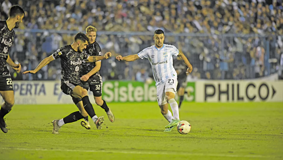 NO LO PUEDE CREER. Carrera, que se volvió pieza importante, se tuvo que retirar de la cancha debido a una lesión.