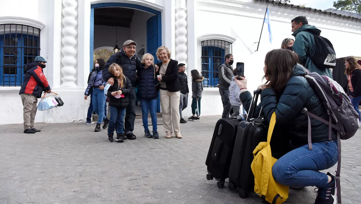 Porteños de paseo en el Paseo de la Independencia