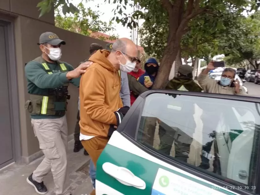 MOMENTO HISTÓRICO. Edgar Adhemar Bacchiani cuando fue detenido por personal de Gendarmería Nacional en su casa de Catamarca.  