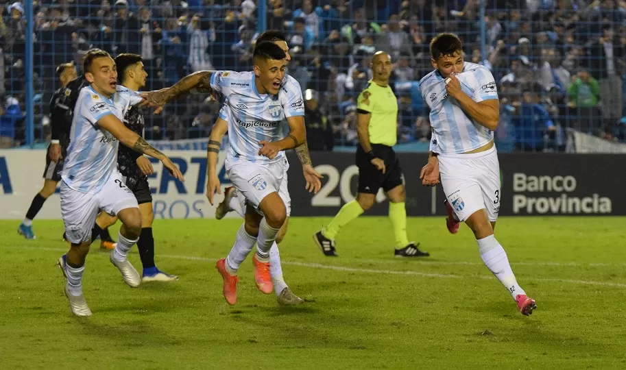 DALE, CRACK. Puch, con la 32, marcó su primer tanto en Primera ante Sarmiento. 