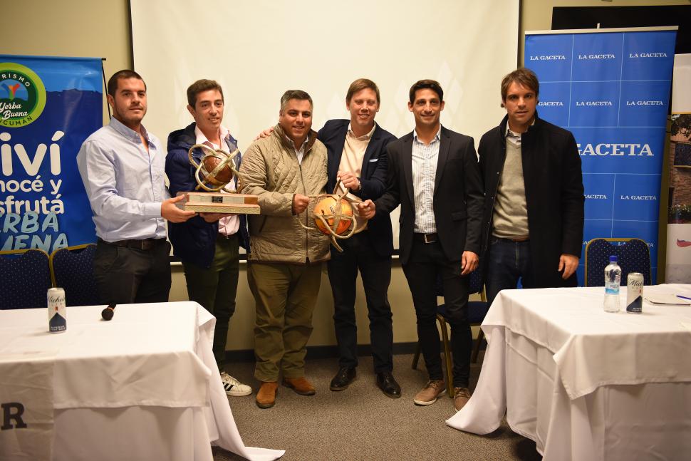 TROFEOS. Autoridades y organizadores del evento, con las Copas de Oro y Plata.  