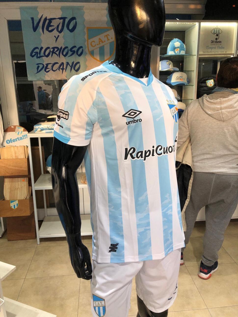 DETALLES. La camiseta adelante tiene un camuflaje, como la de la Selección.  