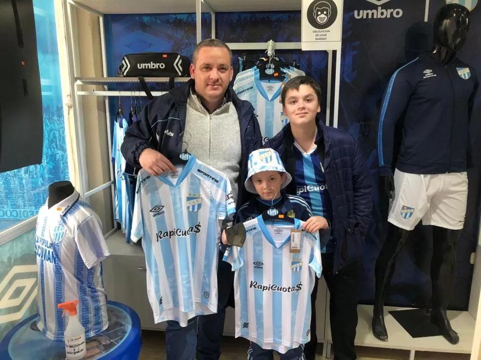 EMOCIÓN. Barbieri, primer comprador de la casaca, posa con sus hijos. Se vio feliz por el diseño y por el presente futbolístico. la gaceta / foto de gonzalo cabrera