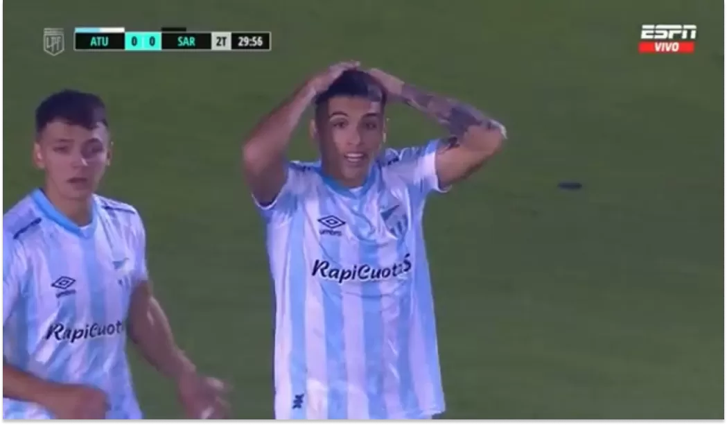 Mateo Coronel se lamenta tras la anulación de su gol ante Sarmiento.