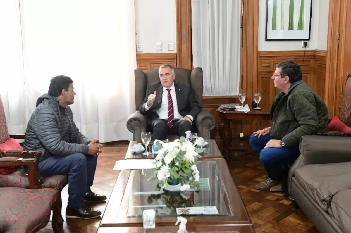 EN CASA DE GOBIERNO. Jaldo recibió a los referentes del gremio de Uatre. Foto de Comunicación Pública