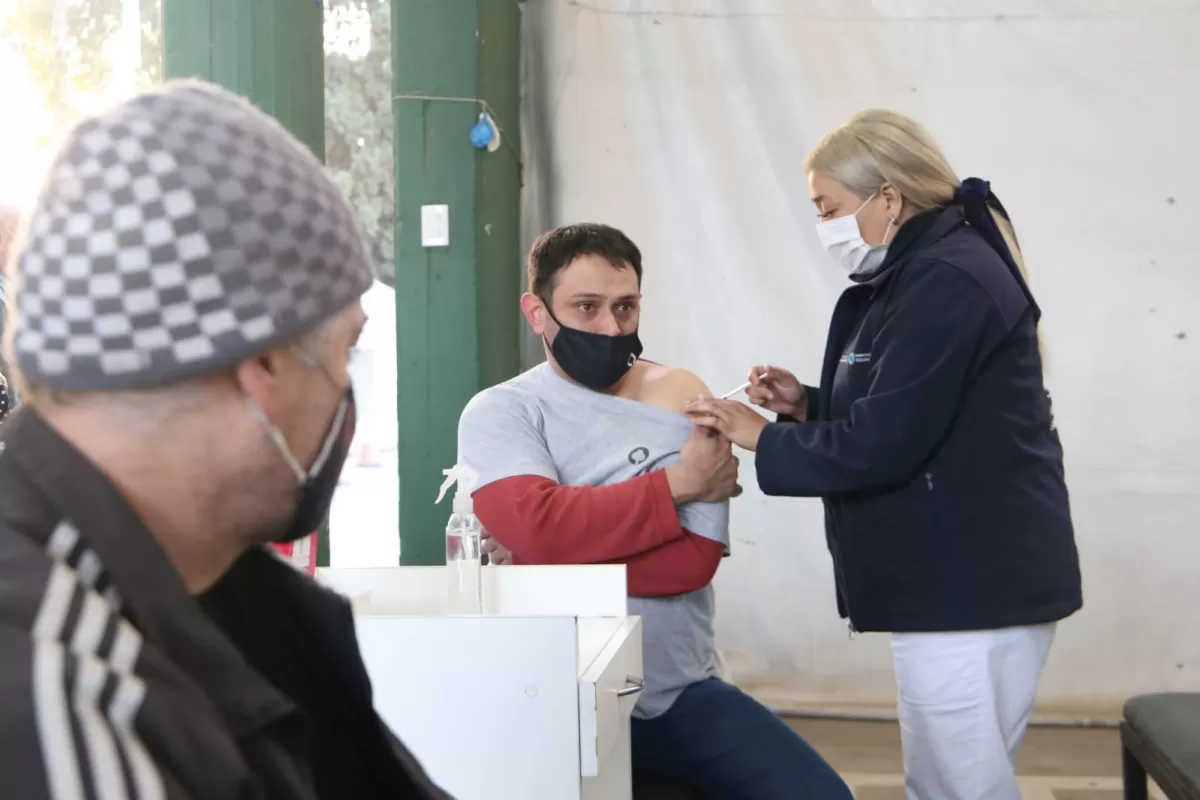 NODOS DE VACUNACIÓN. En el Ministerio de Salud Pública instan a aplicarse las dosis de refuerzo. Foto de Prensa Siprosa