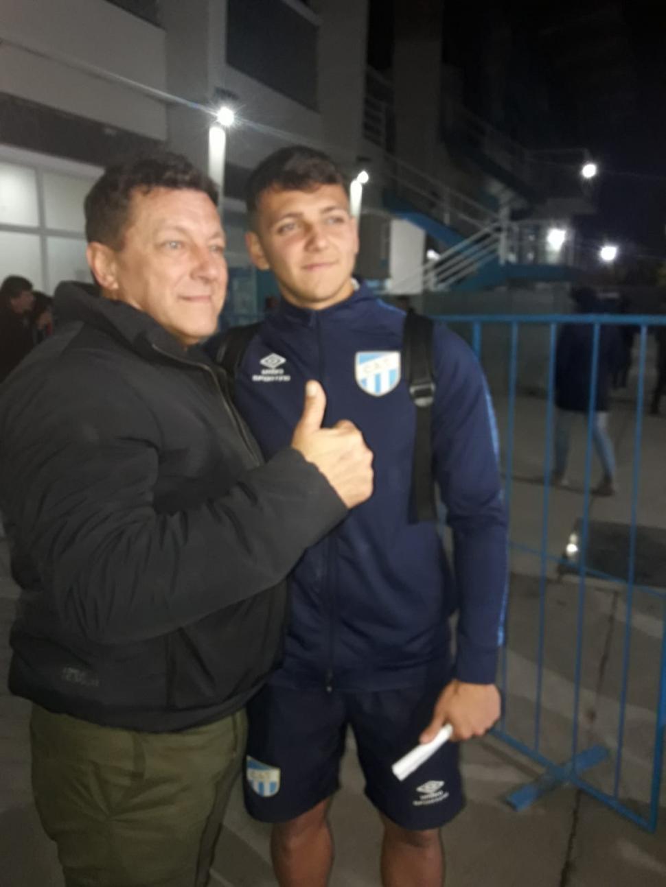 CON SU PADRE. Ignacio recibe el saludo de su papá Daniel, a la salida del club.  