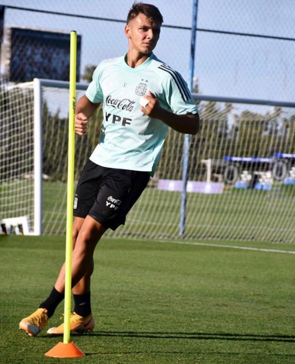 EN EZEIZA. “Pucho” viajará a España este lunes con la Selección Sub 20.