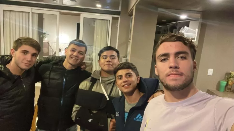 FESTEJOS. Luego de su primer gol en Primera y su convocatoria a la Selección Sub 20, Ignacio Maestro Puch se reunió con su grupo más cercano del colegio para celebrar el Día del Amigo con un asado. ignacio puch