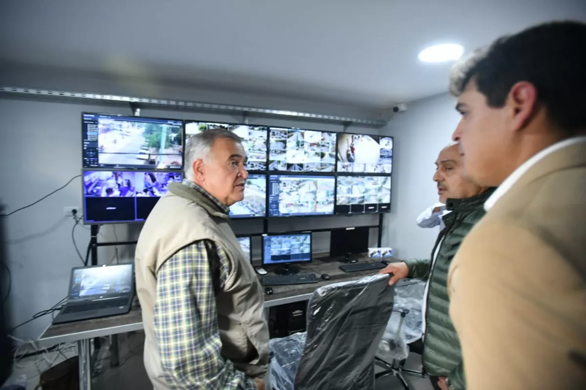 EN BURRUYACU. Jaldo recorrió obras e hizo entrega de maquinarias. Foto de Comunicación Pública