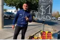 Dólar frutía: un vendedor de frutillas ofrece una nueva manera de cotización