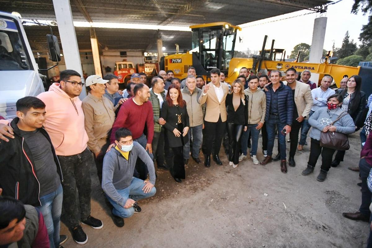 EN BURRUYACU. Jaldo recorrió obras e hizo entrega de maquinarias. Foto de Comunicación Pública