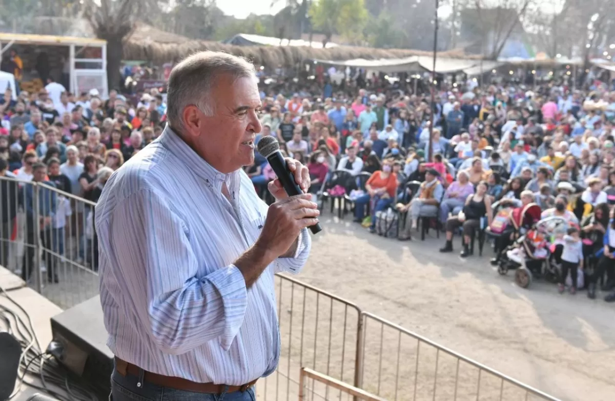 DISCURSO PÚBLICO. Jaldo destacó el regreso de la Feria de Simoca y destacó la labor de los feriantes. Foto de Comunicación Pública