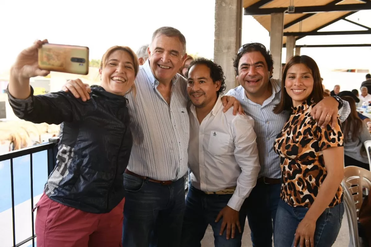 Los camporistas Mabel Carrizo y Jesús Salim, junto al gobernador Jaldo en Simoca.