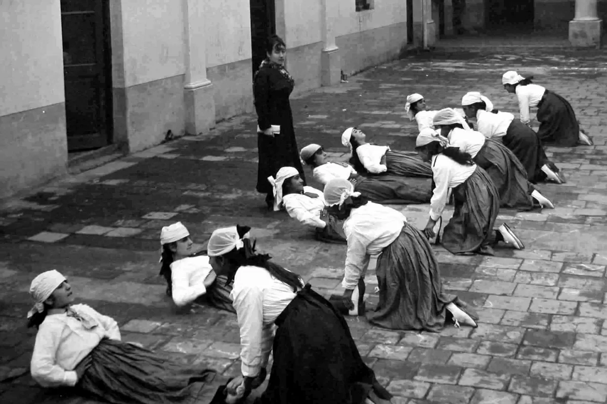 EDUCACIÓN. Alumnas de la Escuela Sarmiento ensayan en el patio. Una imagen de mediados del siglo XX.