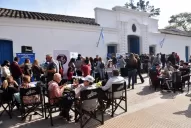 La vereda de la Casa Histórica se convirtió en un patio de comidas con menú único: sándwiches de milanesa