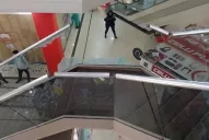 Intentó impedir un robo en un shopping y uno de los ladrones lo tiró de un primer piso