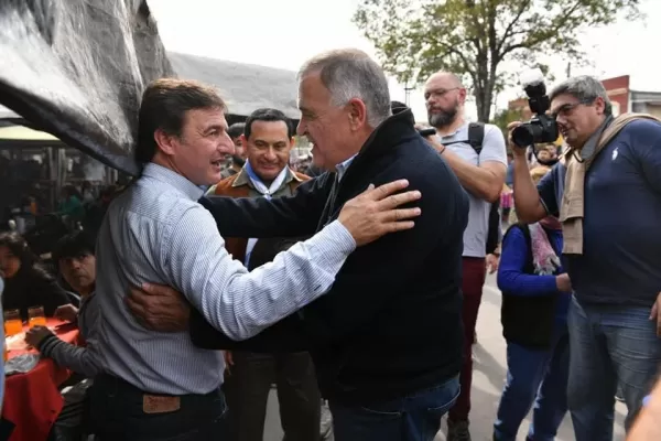 El saludo de Jaldo con Sánchez en la Feria de Simoca y la charla entre radicales