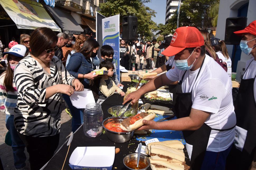 ANTE AL PÚBLICO. Uno de los cocineros prepara el icónico sánguche. 