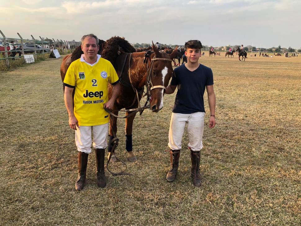 UNIDOS. Ernesto y Marcos Lizárraga, tras haber ganado el partido de ayer.  