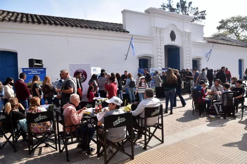 UN ENTORNO INUSUAL. Frente al solar histórico se ubicaron mesas y sillas para los entusiastas comensales. la gaceta / fotos de inés quinteros orio 