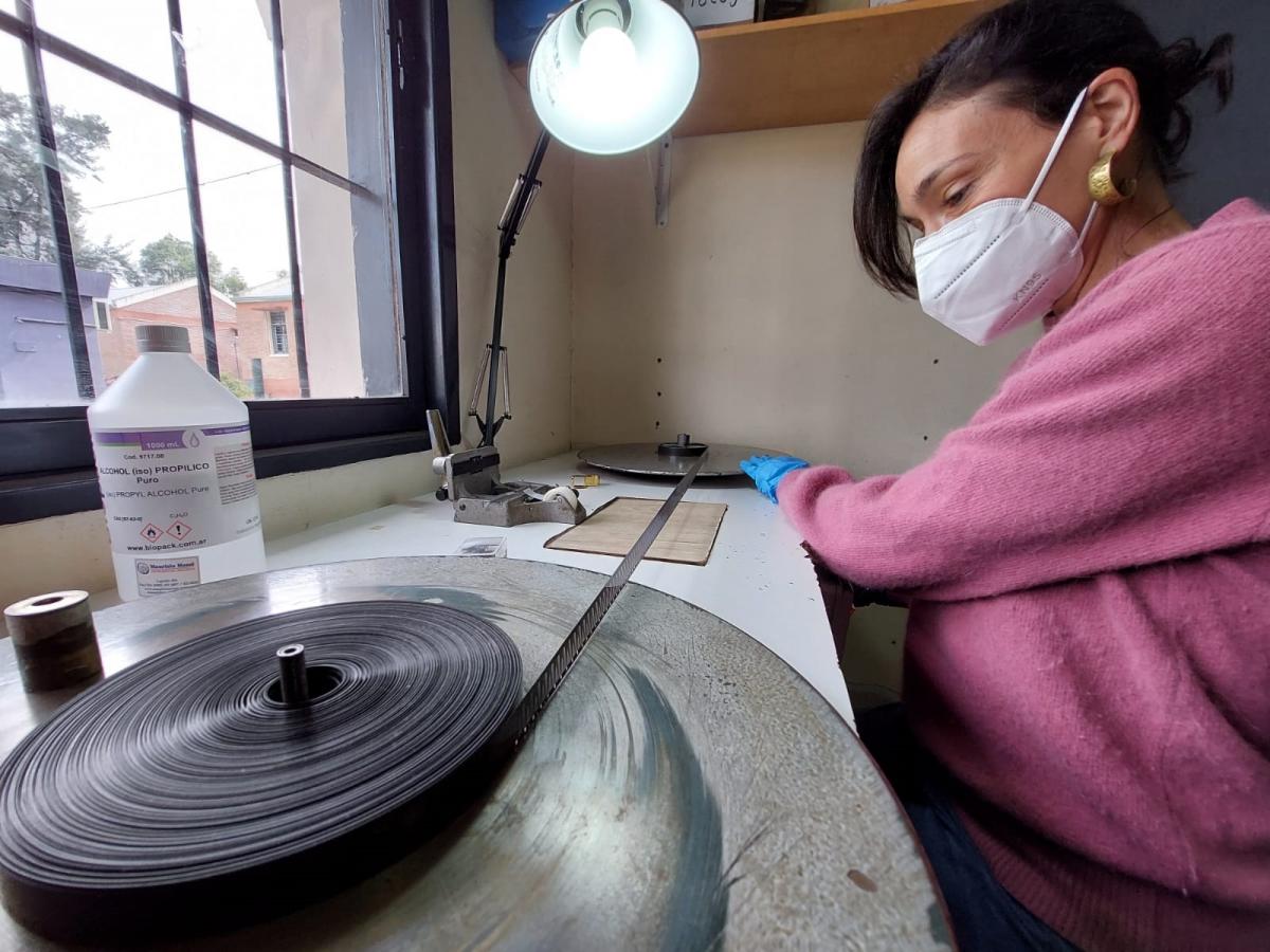 MINUCIOSA LABOR. Osimani empalma los rollos.
