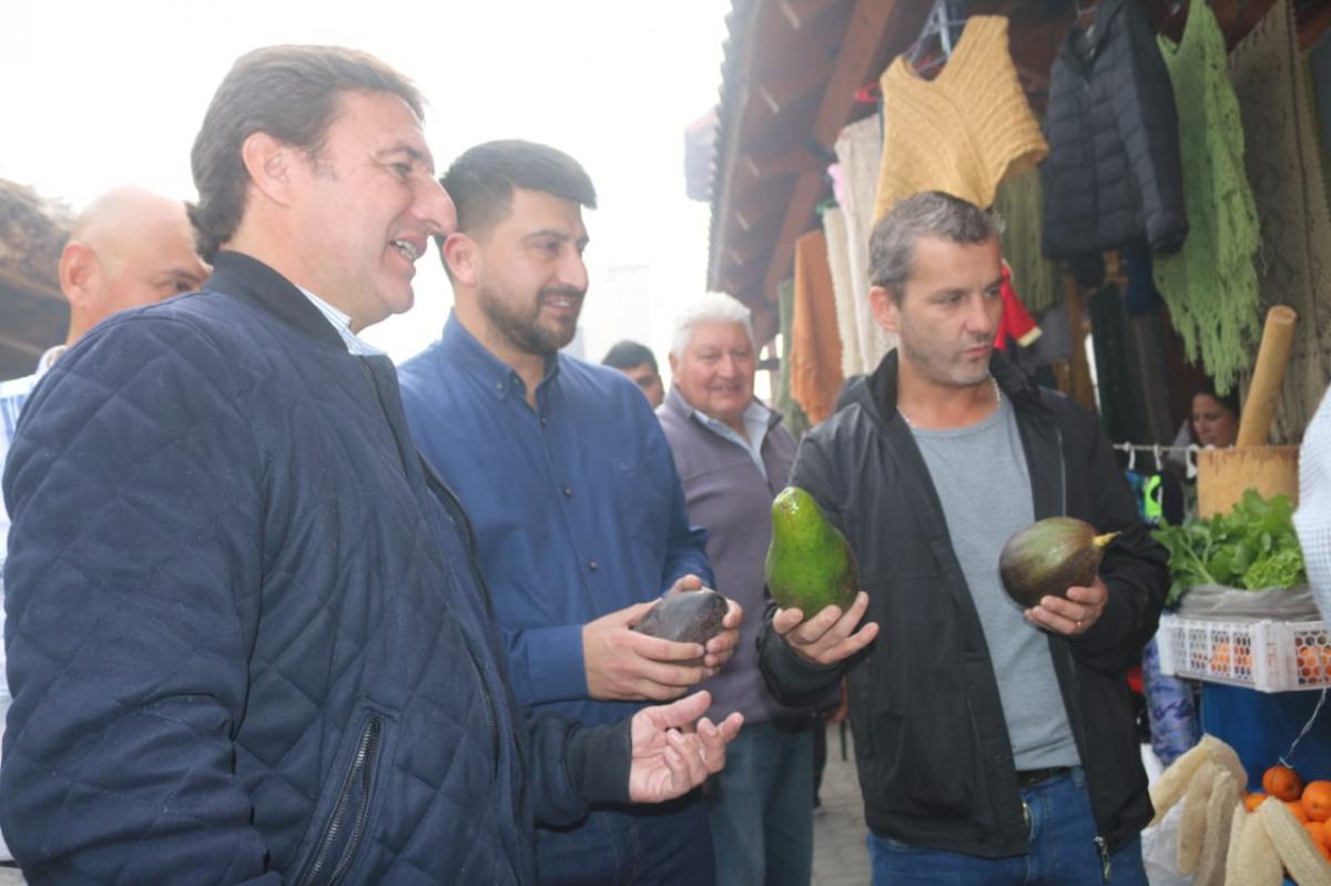 Los tres intendentes radicales de Tucumán visitaron la feria de Simoca junto a Roberto Sánchez