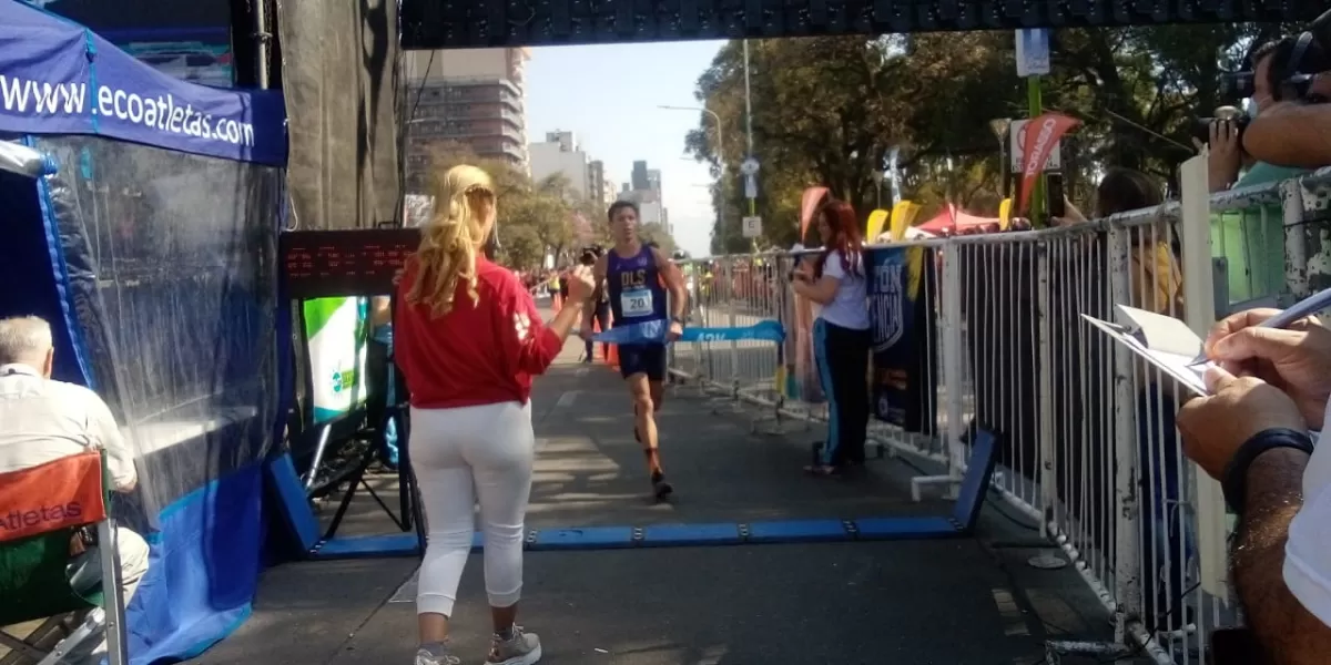 MARATÓN INDEPENDENCIA. El ganador de los 42 kilómetros cruza la línea de meta. 