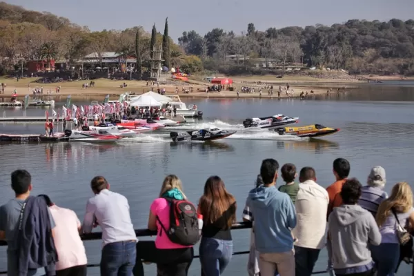 Espectáculo en el agua: El Cadillal vibró a la velocidad de la F1 Powerboat