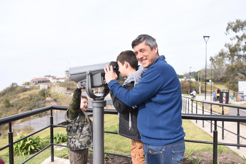 DE BUENOS AIRES. Juan Pablo Deacon, el mirador y los chicos divertidos. la gaceta / fotos de Analía Jaramillo