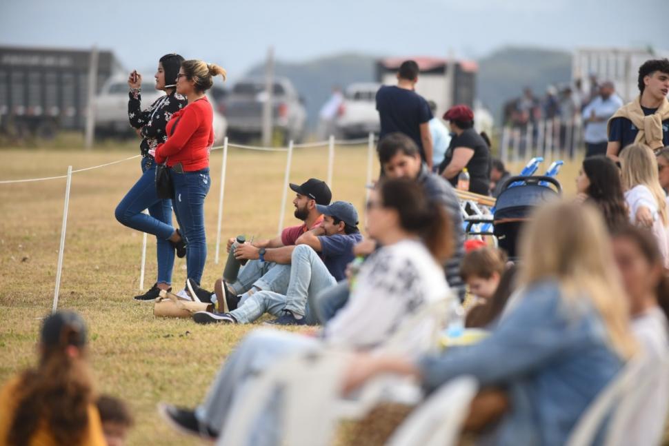 PÚBLICO VARIADO. Familias enteras eligieron pasar la tarde viendo los partidos.  