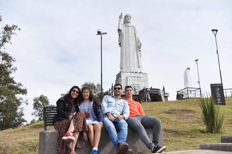 CORRENTINOS. Juan Ojeda y Paola Batalla junto a sus hijos, Federico y Delfina, disfrutando del clima. “Es que allá no tenemos montañas”, advierten.  