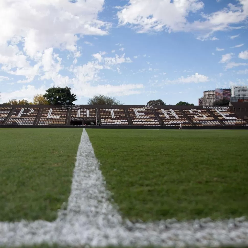 EL LUGAR. La cancha de Platense, ubicada en Vicente López, albergará hoy al choque entre “Rojos” y “Decanos”. En las tribunas no habrá espectadores. 