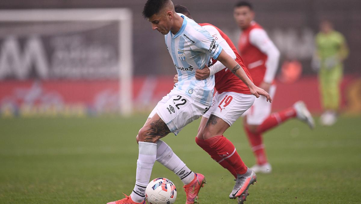 GRAN MOMENTO. Joaquín Pereyra, el conductor de Atlético, trata de controlar la pelota ante la marca de Gabriel Hachen.