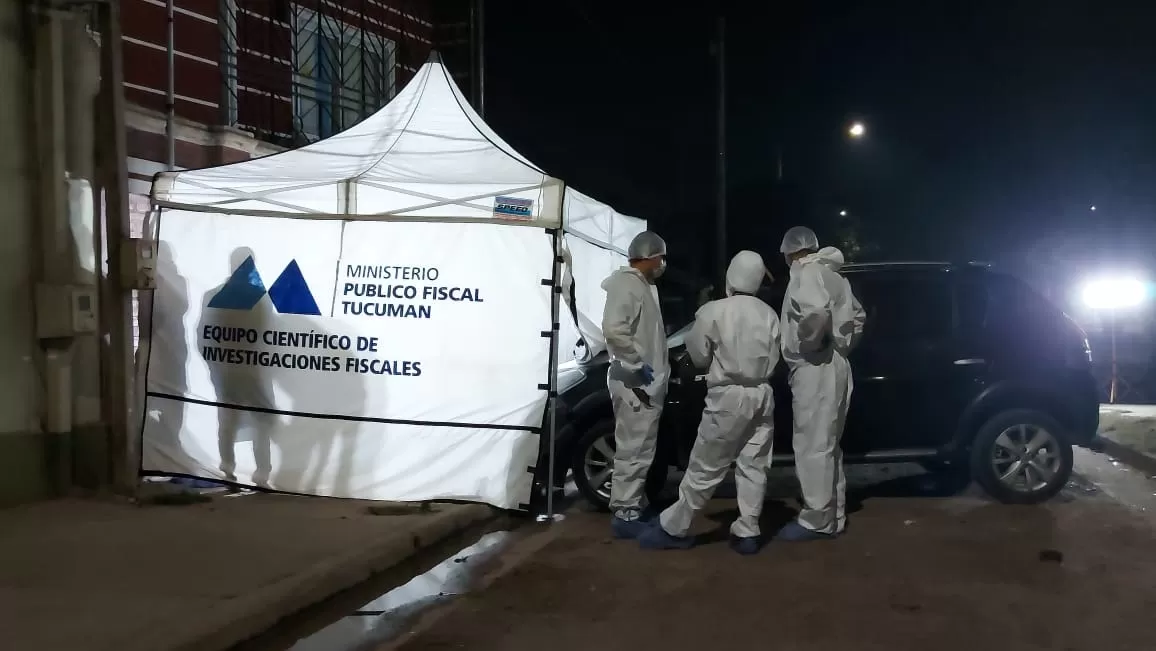 PERITOS analizan el lugar del crimen. 