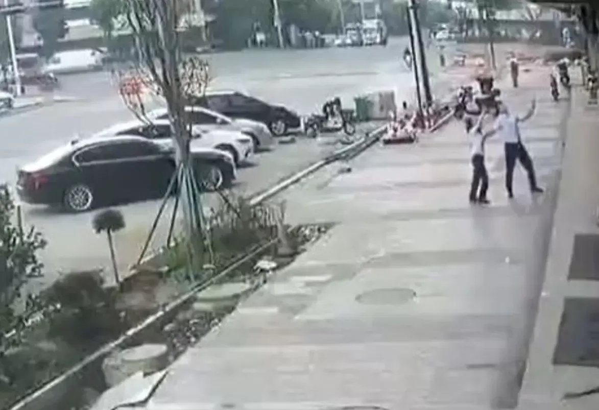 Hombre atajó en el aire a una nena de dos años que cayo del quinto piso.