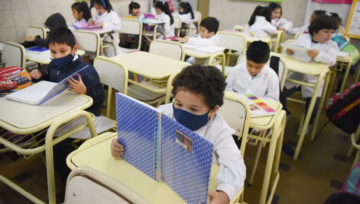 HORARIO. Cada establecimiento fijará la hora de ingreso y de salida.