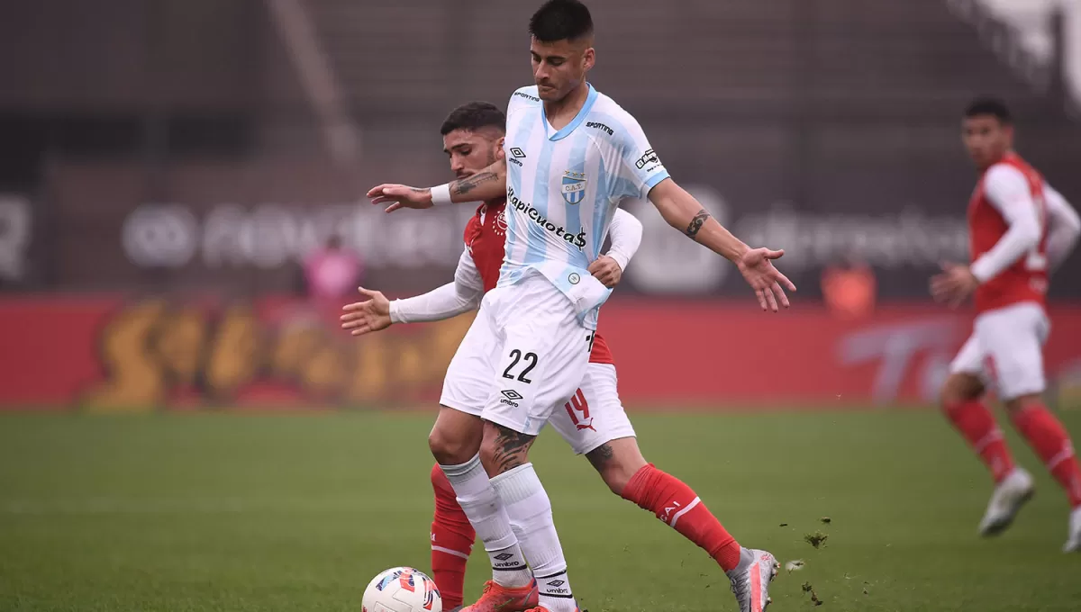 SOLO. Ante Newell’s, Pereyra jugará sin  Acosta ni Carrera en el medio.