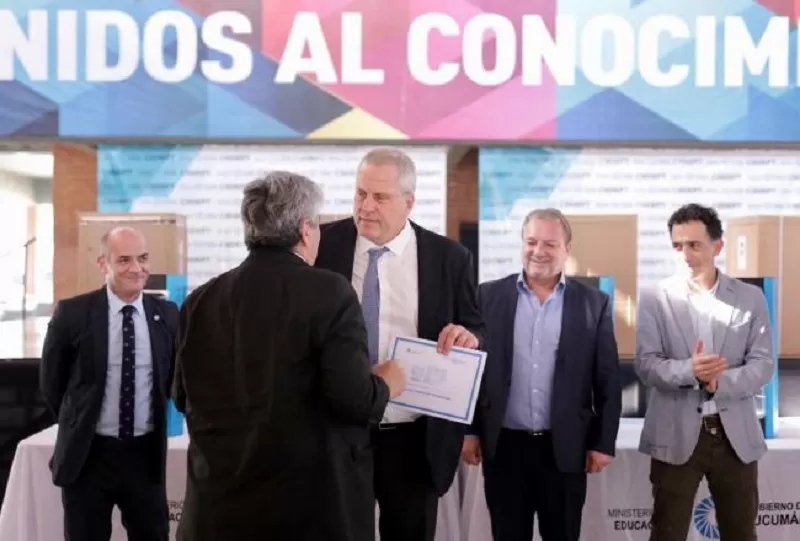 El ministro de Educación de la Nación, Jaime Perczyck, junto a su par provincial, Juan Pablo Lichtmajer; encabezó la entrega de 49 impresoras 3D destinadas a instituciones de Educación Técnica y Formación Profesional