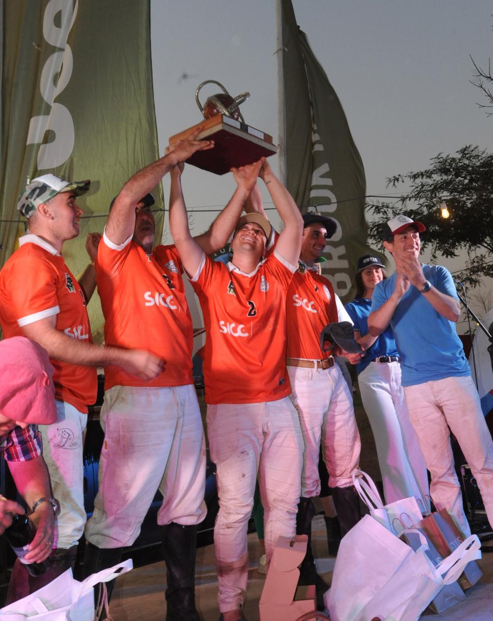 EQUIPAZO. Lautaro Pérez, Marcelo Pérez (ambos de Salta), Facundo Corrales (Tucumán) y Jonathan Médici (Chivilcoy) festejan juntos con la Copa de Oro en Las Cañas. la gaceta / foto de antonio ferroni 