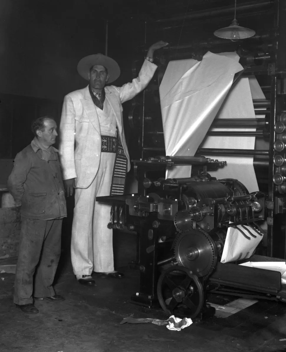 INMENSO. El gigante boliviano alcanzaba la altura de nuestras linotipos y un hombre parecía pequeño a su lado. 