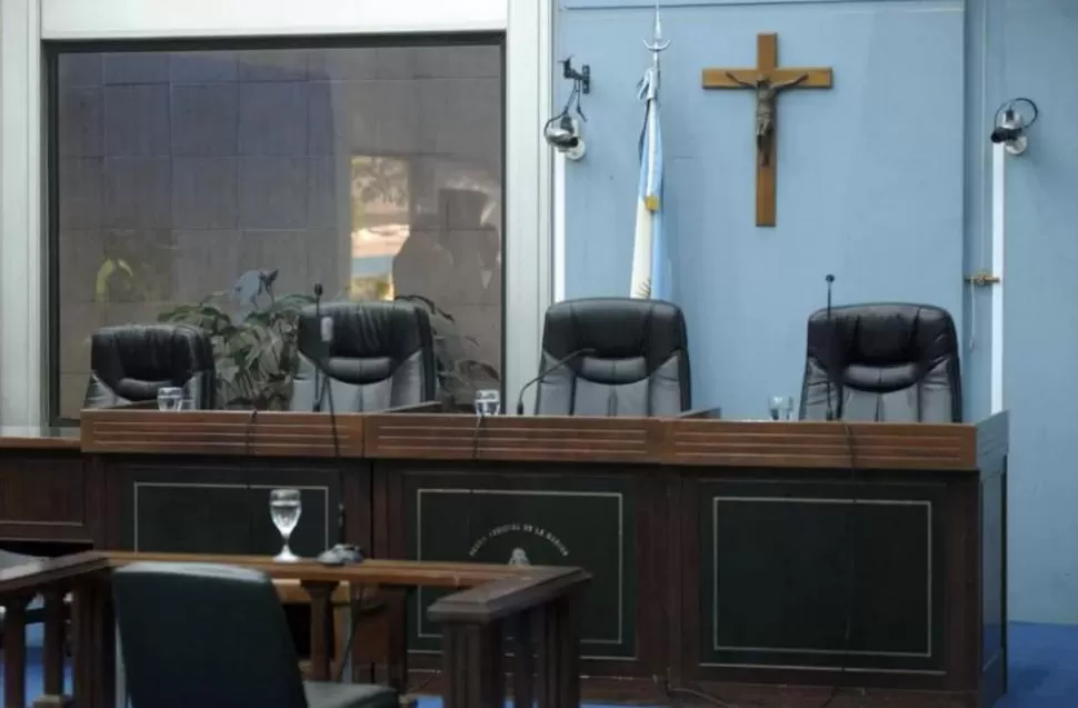 TRIBUNAL ORAL FEDERAL. Absuelven a una mujer que enviaba niños a limpiar vidrios en un semáforo.  la gaceta / foto de franco vera